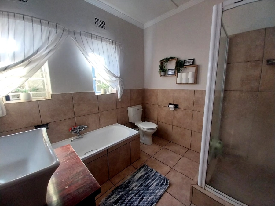 5 Bedroom Property for Sale in Rouxpark Western Cape